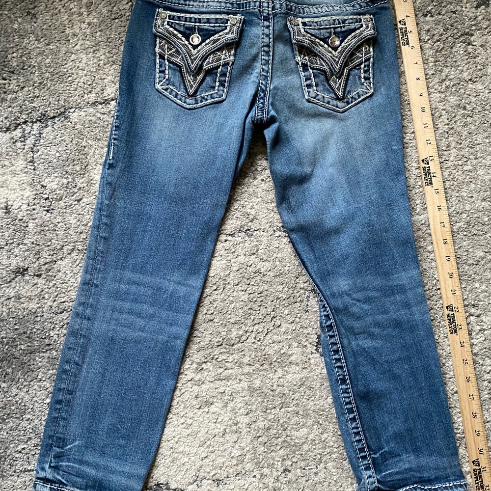 Chic Denim Cropped Jeans with Embroidered Pockets